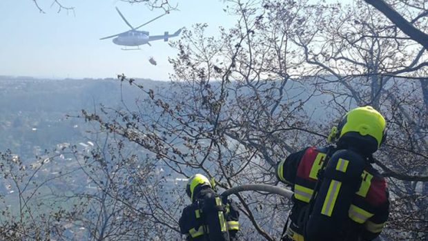 Hasiči likvidují požár na skalách poblíž Vltavy