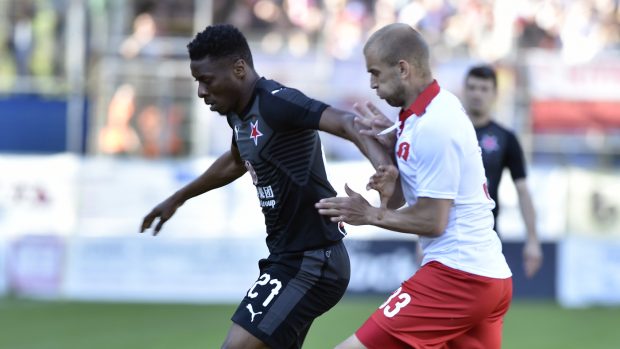 Slávista Ibrahim Traoré (vlevo) v souboji se zlínským Markem Hlinkou