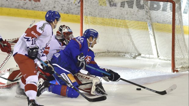 Brankář Jakub Kovář se marně natahuje proti kličce Richarda Pánika při zápasu proti Slovensku v rámci Euro Hockey Challenge