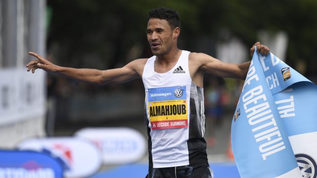 Vytrvalec Mahdžúb Dazza na loňském Pražském maratonu
