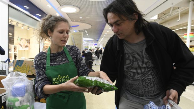 Sběrné místo u supermarketu Tesco v pražském Edenu, který se zapojil do jarního kola potravinové sbírky