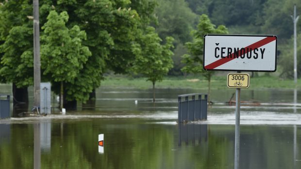 Hladiny řek v části Libereckého kraje zvedly silné deště, na některých místech stále platí pohotovost. Na snímku je zaplavená silnice v obci Černousy na Liberecku.