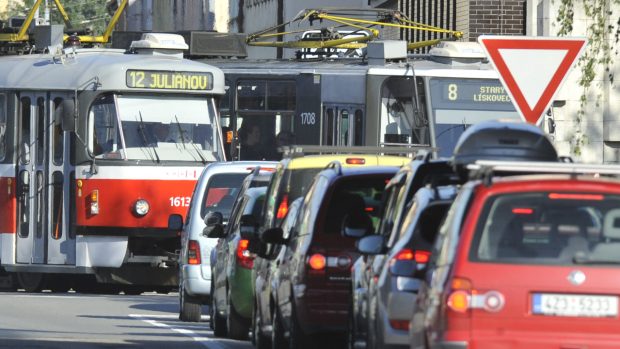 Policisté a strážníci budou moci od pondělí operativně zakázat autům vjezd do Táborské ulice ve směru do centra Brna