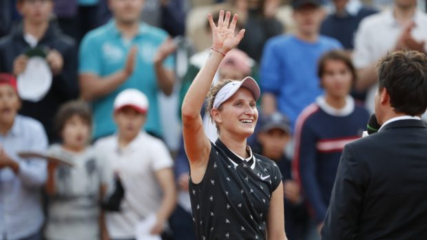 Tenistka Markéta Vondroušová svedla ve čtvrtfinále French Open bitvu s Chorvatkou Petrou Martićovou, kterou nakonec udolala po setech 7:6 a 7:5.