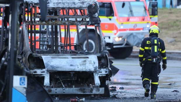 Hořet začalo okolo 19:00. Po hodině a půl dostali hasiči oheň pod kontrolu