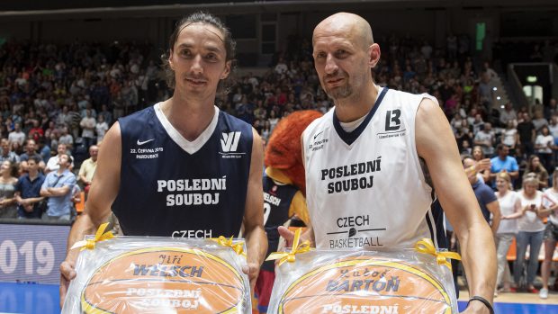 Exhibiční basketbalové utkání Poslední souboj hraný jako rozlučka Luboše Bartoně (vpravo) a Jiřího Welsche