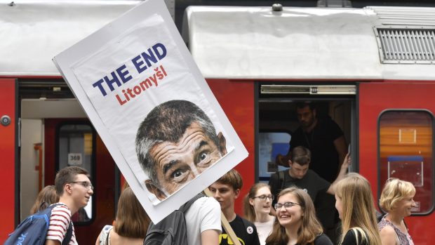 Lidé, kteří dorazili do Prahy na nedělní demonstraci Milionu chvilek