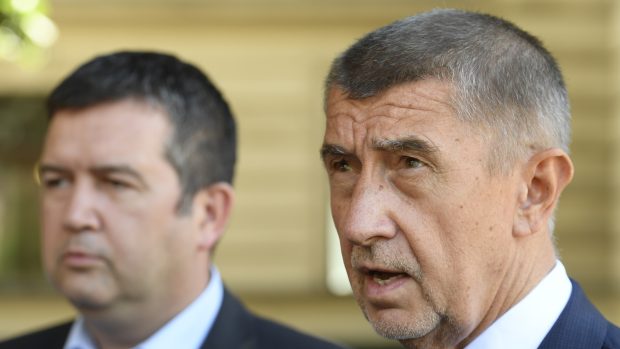 Šéf ČSSD a ministr vnitra Jan Hamáček (vlevo) a premiér a šéf hnutí ANO Andrej Babiš