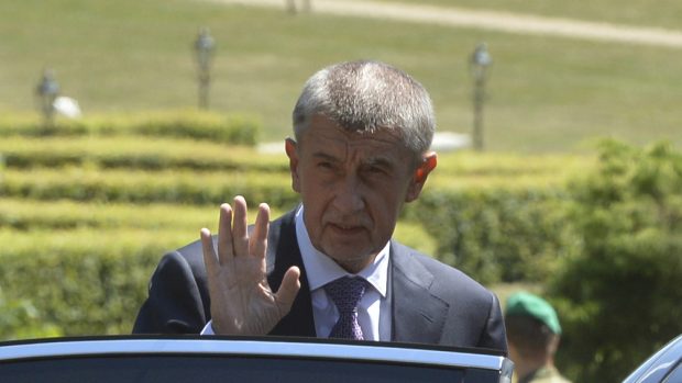 Předseda vlády Andrej Babiš (ANO) odjíždí 4. července 2019 ze zámku v Lánech, kde jednal s prezidentem Milošem Zemanem a vicepremiérem Janem Hamáčkem (ČSSD)