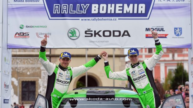 Posádka Fina Kalleho Rovanpery v cíli Rallye Bohemia