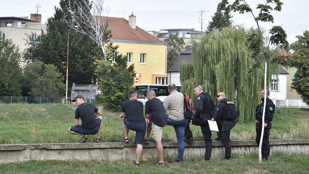 Policisté prohledávají okolí nedaleké řeky. Pravděpodobně pátrají po zbrani.