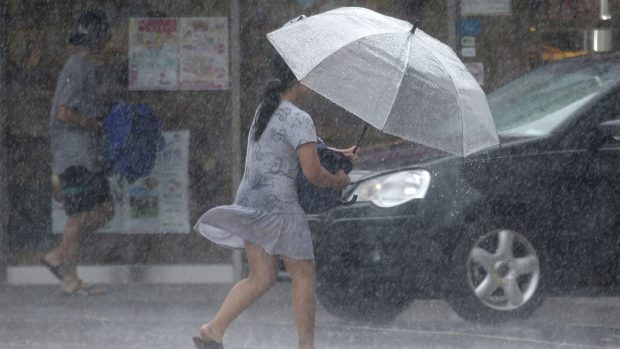 Na Tchaj-wanu byly kvůli větru a silnému dešti uzavřeny obchody a zrušeny lety.