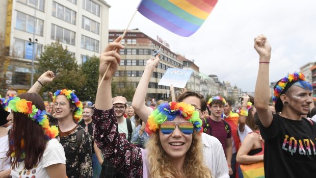 Účastnice pochodu Prague Pride.