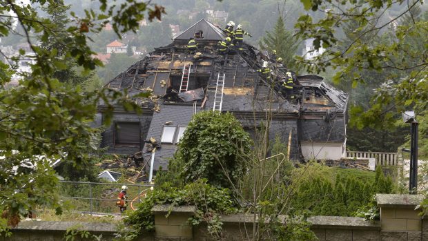 Někdejší Krejčířovu vilu zachvátil požár. Předběžná škoda je zhruba pět milionů korun