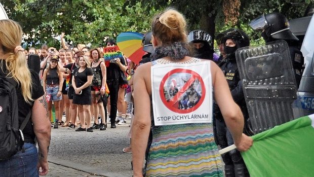Demonstranti zatarasili cestu účastníkům duhového průvodu hrdosti v Plzni