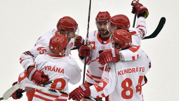 Utkání skupiny D hokejové Ligy mistrů: HC Oceláři Třinec - Lahti Pelicans v Třinci. Třinečtí hráči se radují z prvního gólu. Vpravo je autor branky Tomáš Kundrátek