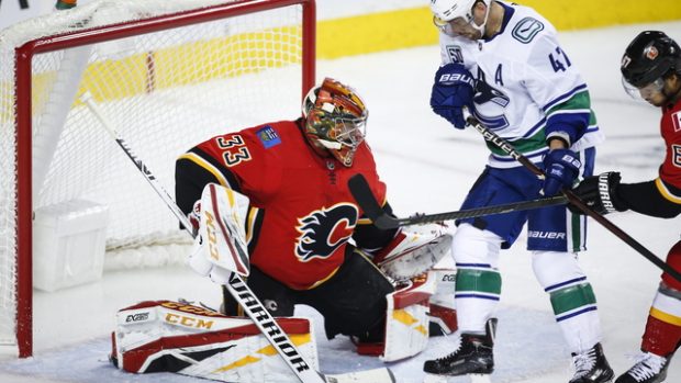 Český brankář David Rittich v přípravném utkání mezi Calgary Flames a Vancouverem Canucks.