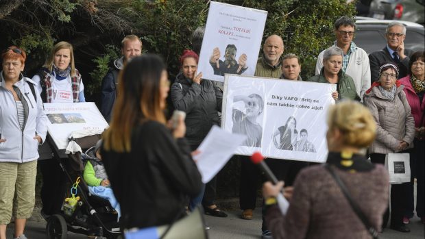 Výrobce podle demonstrantů obtěžuje zápachem obyvatele v širokém okolí továrny.