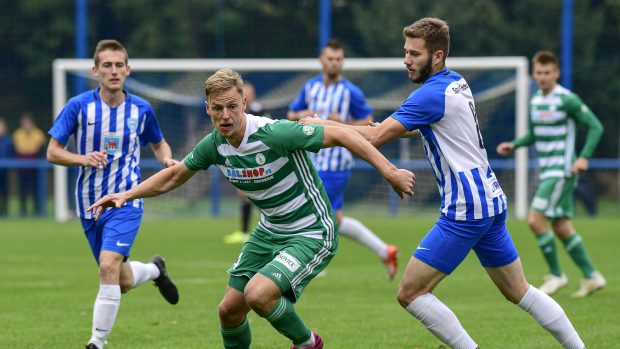 Dominik Koubek z Chlumce a David Puškáč z Bohemians v souboji ve třetím kole MOL Cupu