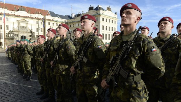 Tradiční ceremoniál se konal na pražském Hradčanském náměstí u příležitosti nadcházejícího 101. výročí vzniku samostatného československého státu.