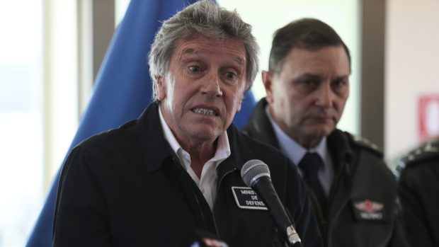 Chilský ministr obrany Alberto Espina během tiskové konference k havárii armádního letadla v prosinci 2019