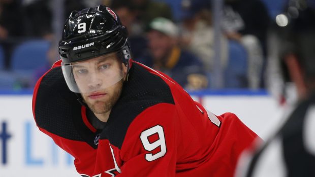 Útočník Taylor Hall v dresu New Jersey Devils