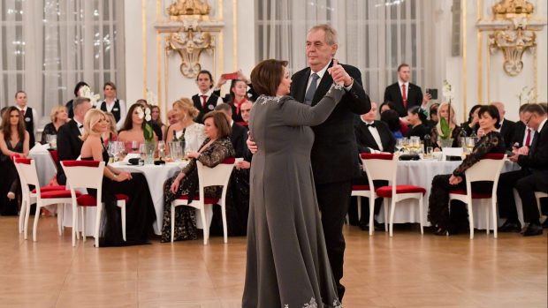 Prezident Miloš Zeman se svojí manželkou Ivanou na plese ve Španělském sále