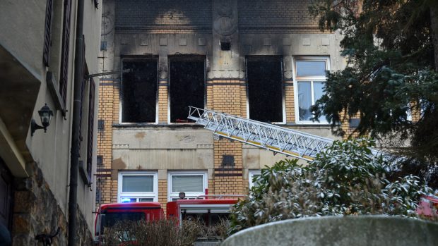 Vyhořelý Domov pro osoby se zdravotním postižením Kavkaz ve Vejprtech.