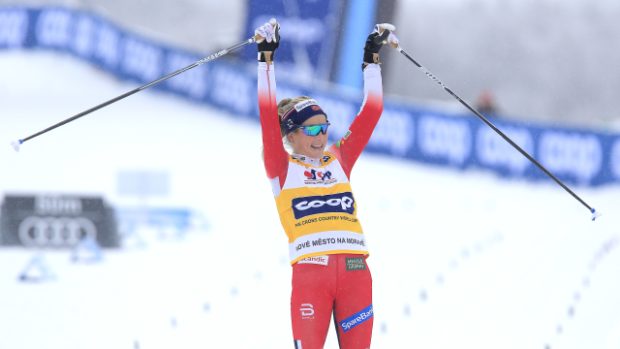 Therese Johaugová slaví v cíli stíhacího závodu na 10 km klasicky