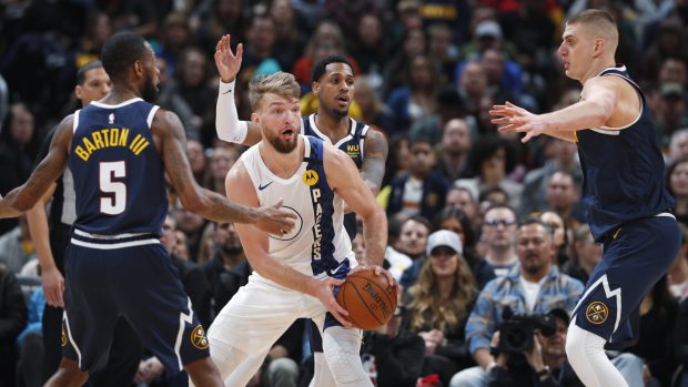 Domantas Sabonis (v bílém) v obležení hráčů Denveru