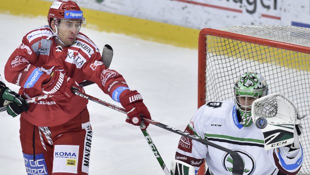 Brankář Mladé Boleslavi Gašper Krošelj a Wojciech Wolski z Třince