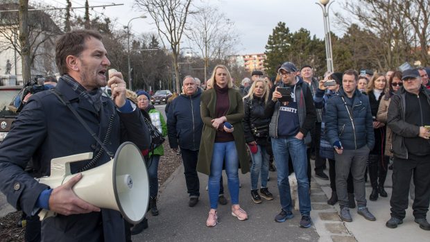 Igor Matovič na shromáždění před slovenským úřadem vlády