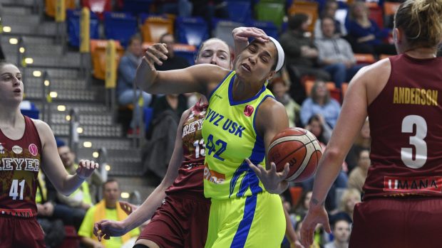 Brionna Jonesová z USK v souboji s Gintaré Petronyteovou z Benátek