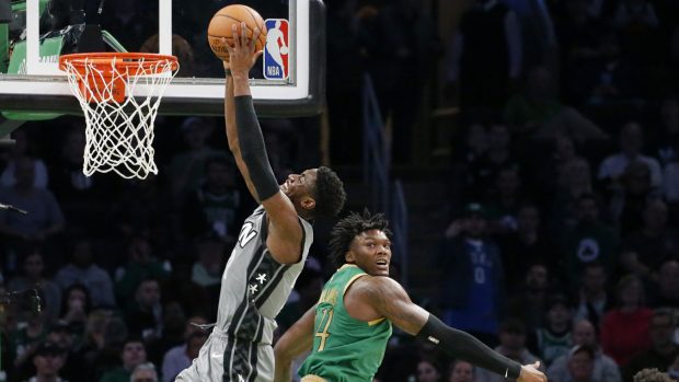 Caris LeVert smečuje do koše v utkání proti Bostonu