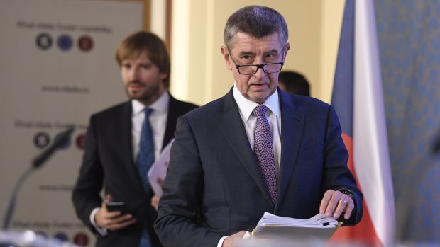 Premiér Andrej Babiš (vepředu) a ministr zdravotnictví Adam Vojtěch během tiskové konference k epidemii koronaviru. Vláda 15. března oznámila karanténu pro celou Českou republiku