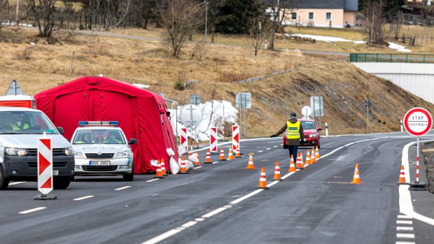 Policie kontroluje vozidla projíždějící česko-německým hraničním přechodem Cínovec/Altenberg, jehož provoz je omezen kvůli hrozbě koronaviru. Využít ho smějí pouze takzvaní pendleři, tedy lidé dojíždějící přes hranice za prací