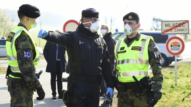 Vojenští policisté na silnici do Litovle v lokalitě Nové Zámky u Mladče nedaleko Litovle na Olomoucku