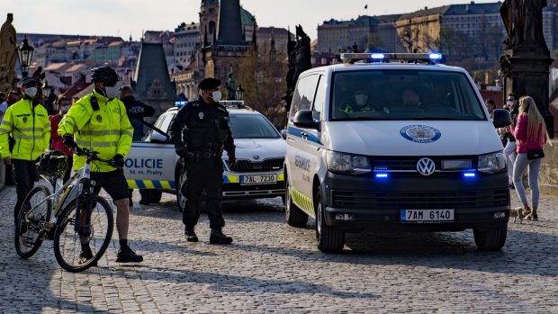 Policie na Karlově mostě v Praze.