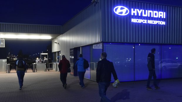 Pracovníci přicházejí do automobilky Hyundai v Nošovicích na Frýdecko-Místecku, která po třítýdenní odstávce zapříčiněné pandemií nového typu koronaviru jako první velký podnik v Česku obnovila výrobu