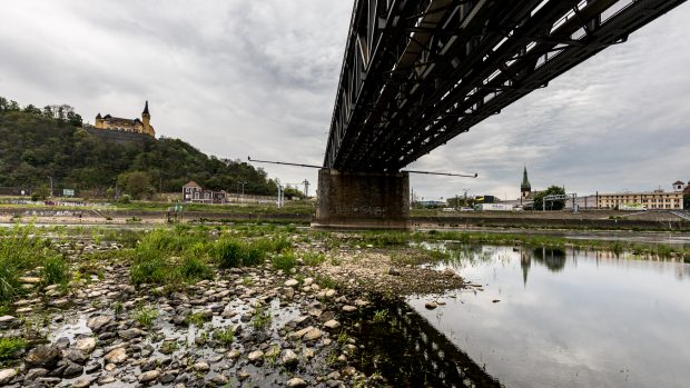 Z velké části suchá část koryta řeky Labe v Ústí nad Labem na snímku ze 4. května 2020. Pod železničním mostem je možné dojít dále než do poloviny koryta suchou nohou