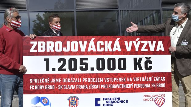 Předseda představenstva fotbalového klubu Zbrojovka Brno Václav Bartoněk (vlevo) a bývalý fotbalista Petr Švancara (uprostřed) předali 7. května 2020 řediteli Fakultní nemocnice Brno Jaroslavu Štěrbovi (vpravo) na boj s pandemií nového koronaviru šek na více než milion korun.