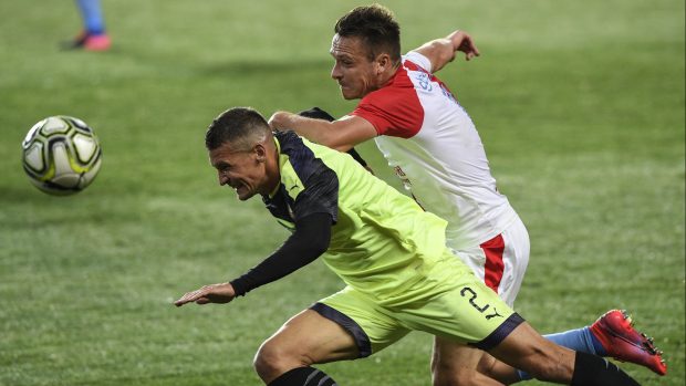 Souboj útočníka Slavie Stanislava Tecla (vpravo) a obránce plzeňských Lukáše Hejdy v zatím posledním střetnutí obou celků