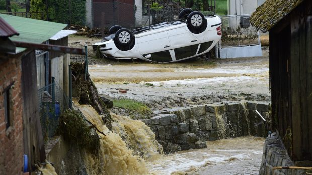 Hasiči během noci vyprostili také osoby uvízlé v zatopených automobilech