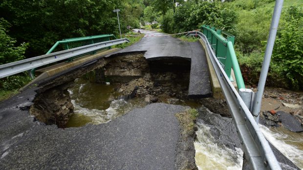 Blesková povodeň strhla most nad říčkou Oskava v obci Oskava na Šumpersku.