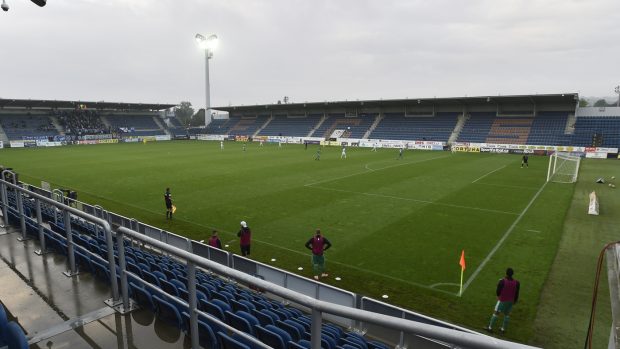 Prázdný stadion v Uherském Hradišti.