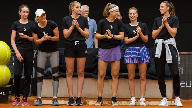 Černý tým Karolíny Plíškové na charitativním turnaji žen v Prostějově. Zleva Nikola Bartůňková, Tereza Martincová, Kristýna Plíšková, Karolína Muchová, Markéta Vondroušová a Karolína Plíšková.