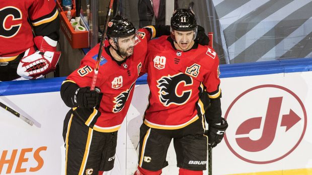 Mark Giordano (5) and Mikael Backlund (11) z Calgary oslavují gól proti Winnipegu.