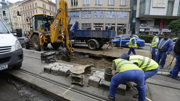 V úterý ráno prasklo v Ječné ulici potrubí, havárie omezilo provoz tramvají