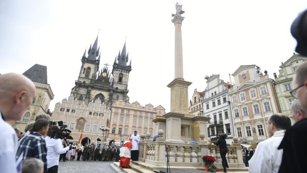 Pražský arcibiskup Dominik Duka požehnal 15. srpna 2020 na Staroměstském náměstí mariánský sloup, jehož napodobenina se po 102 letech vrátila do historického centra Prahy.