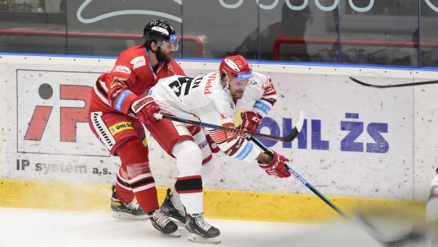 Zleva Vilém Burian z Olomouce a Jérémie Blain z Hradce Králové